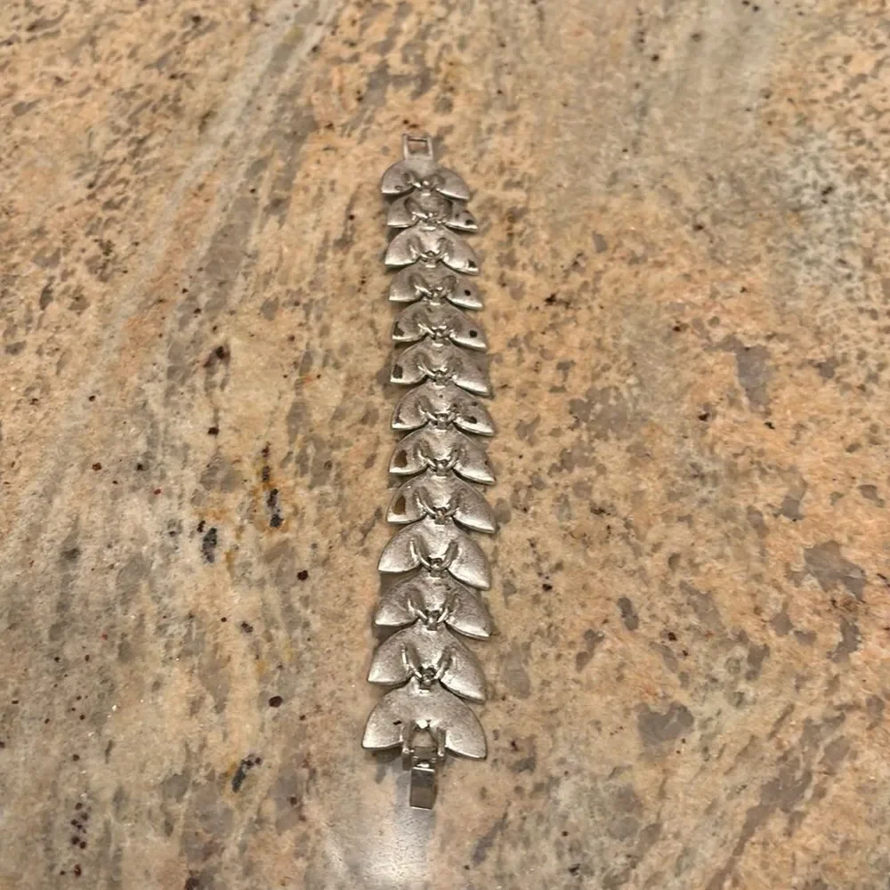 Vintage Clasp Bracelet Silver Tone Laurel Leaf
